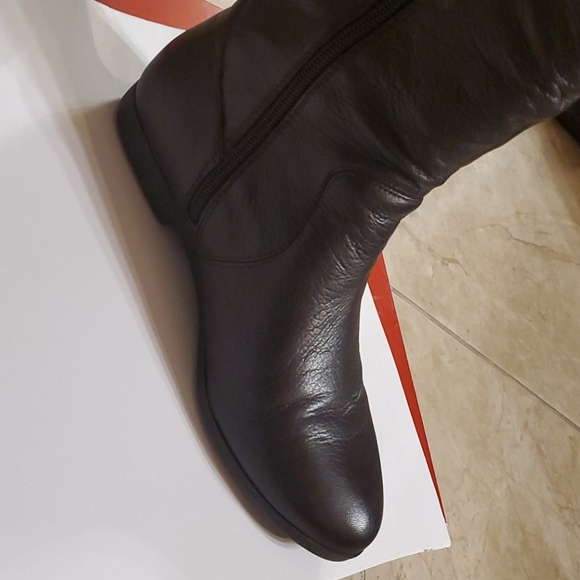 Boots 👢 - Picture 3 of 5